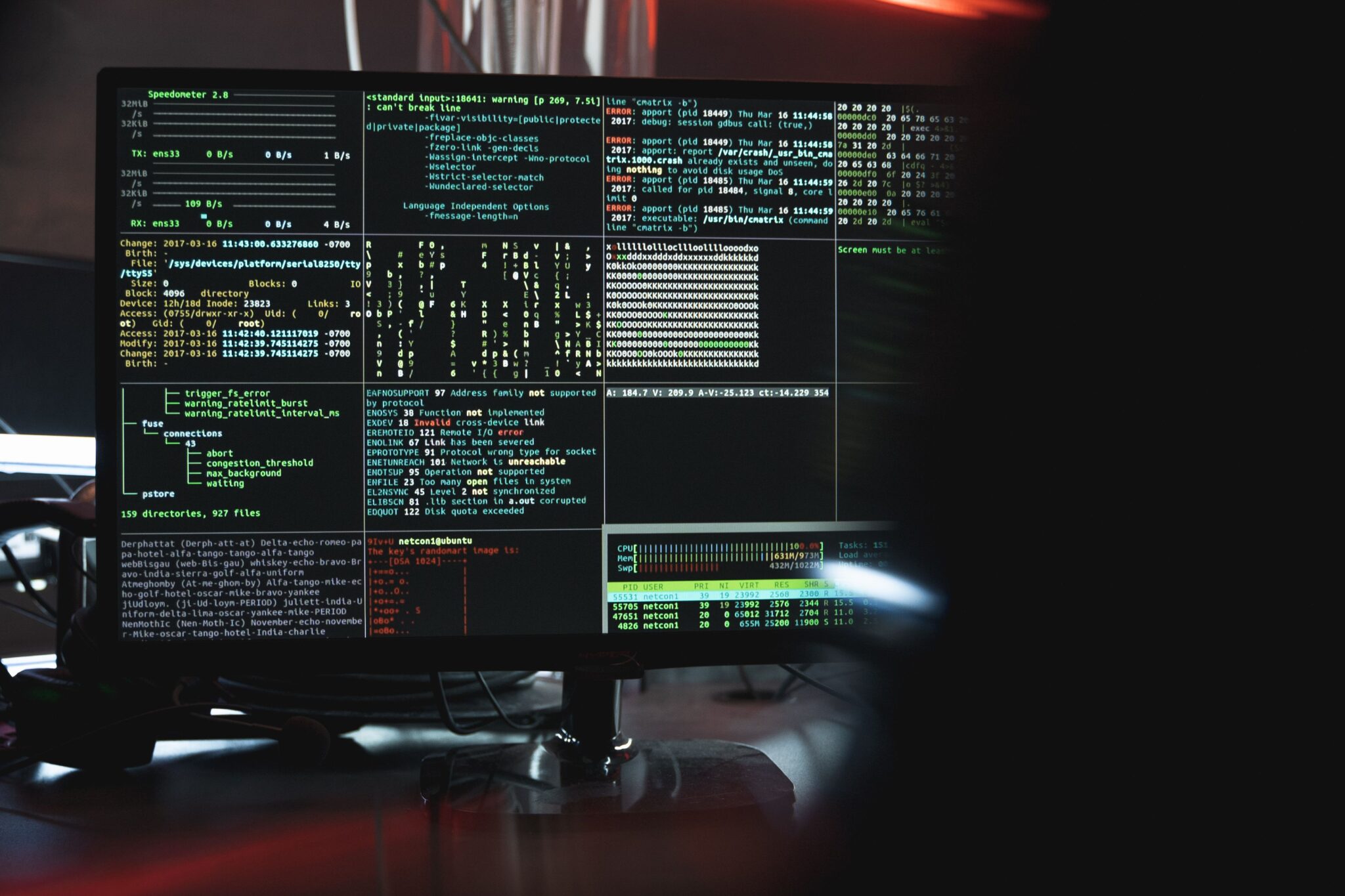 Человек держит смартфон для подтверждения двухфакторной аутентификации